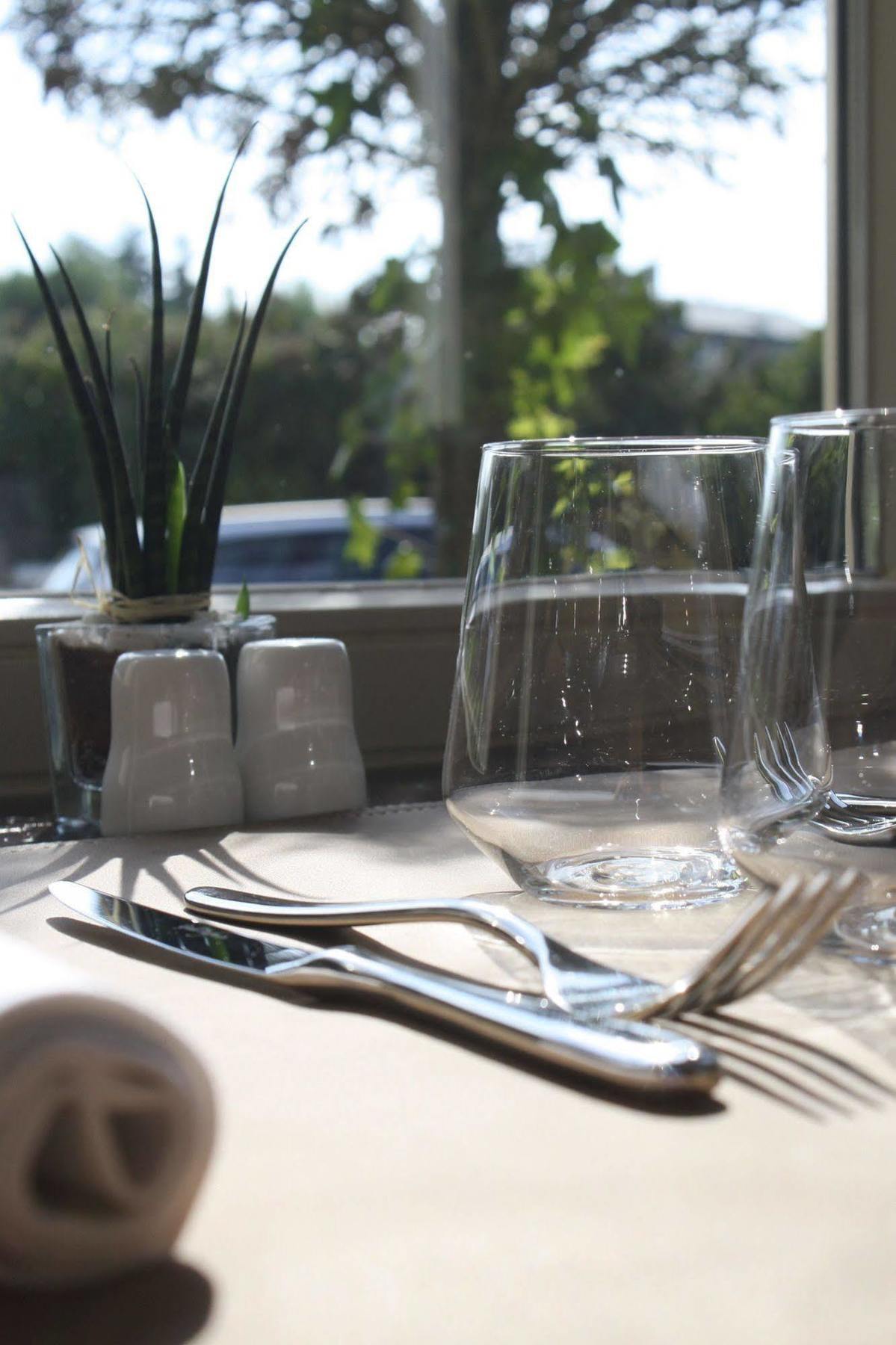 Bivius Hotel Restaurant Luxembourg Strassen Bagian luar foto