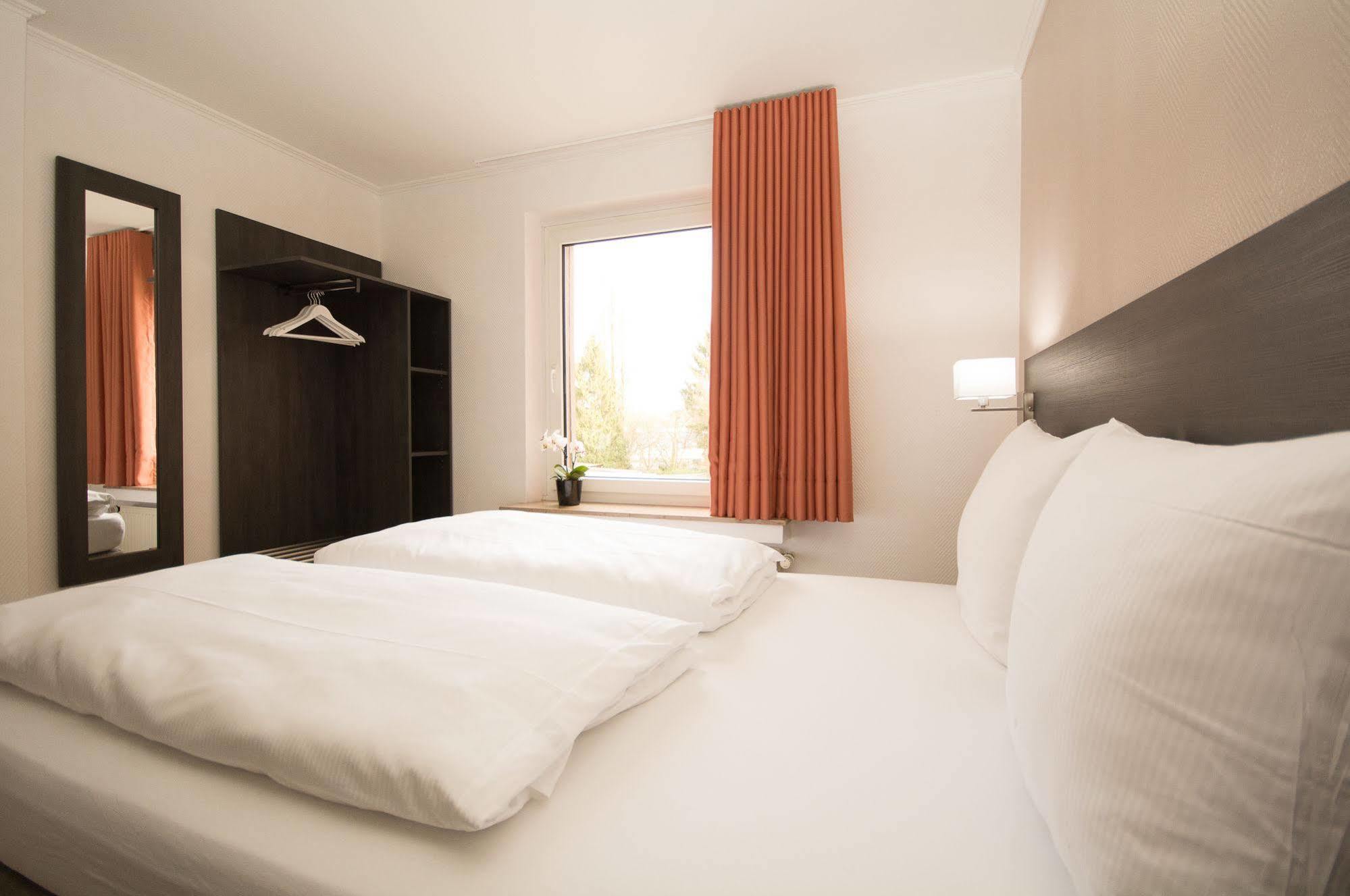 Bivius Hotel Restaurant Luxembourg Strassen Bagian luar foto