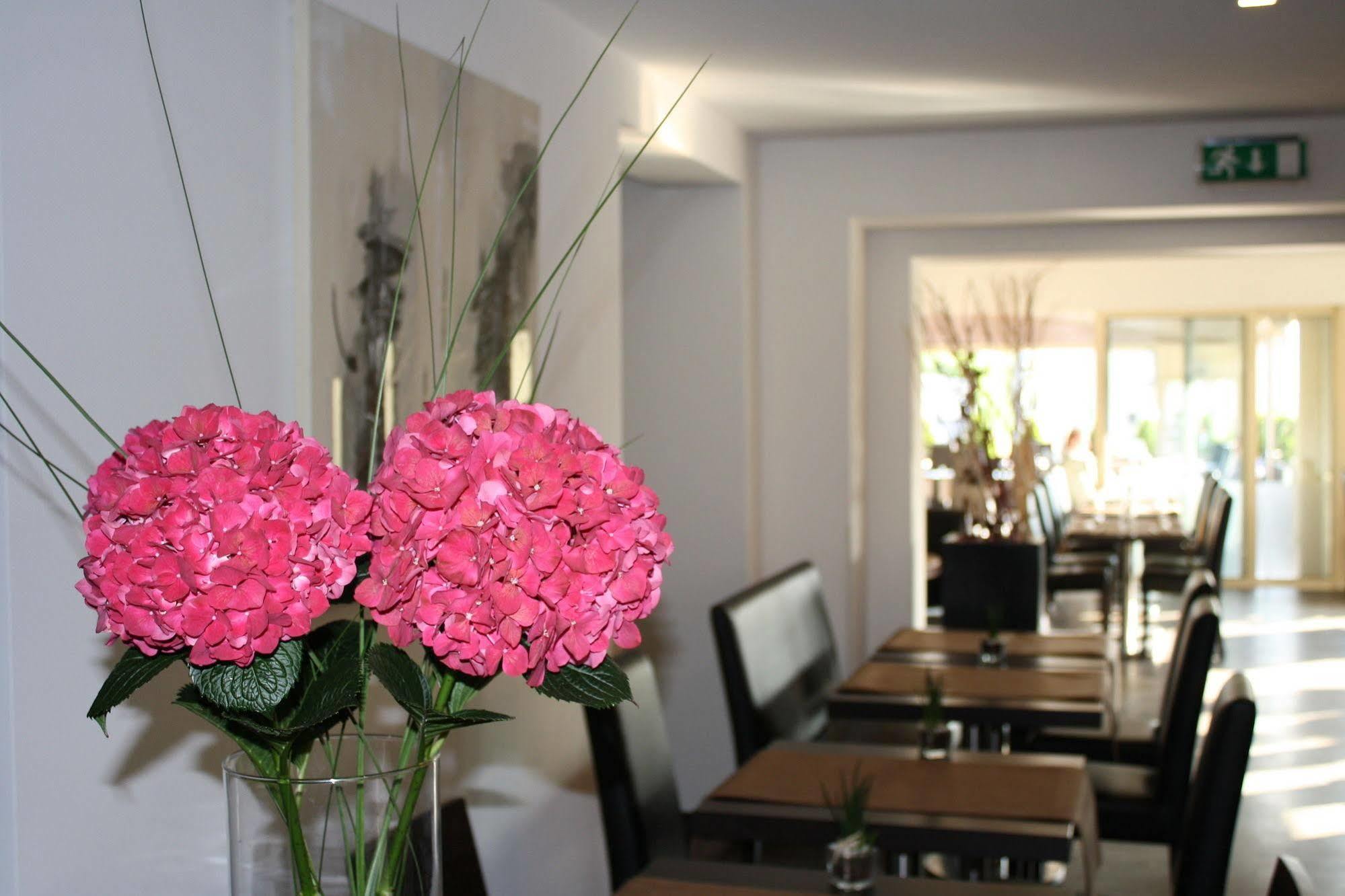 Bivius Hotel Restaurant Luxembourg Strassen Bagian luar foto
